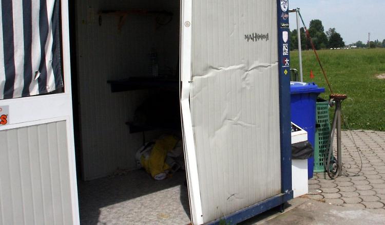 Scende col paracadute, schianto contro un container