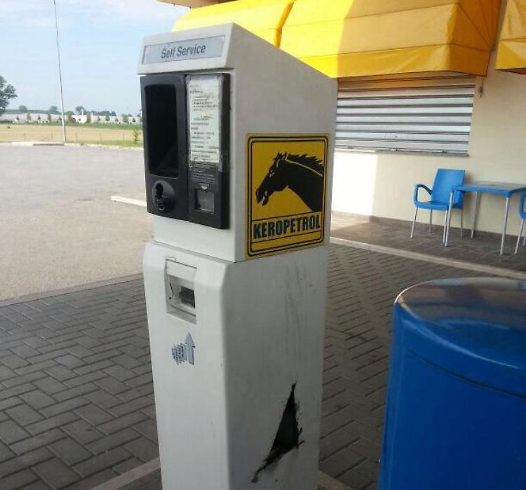 Colpo al self service del distributore