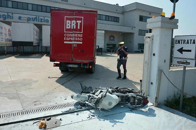 Schianto sulla Castelnovese, moto scivola sotto un furgone