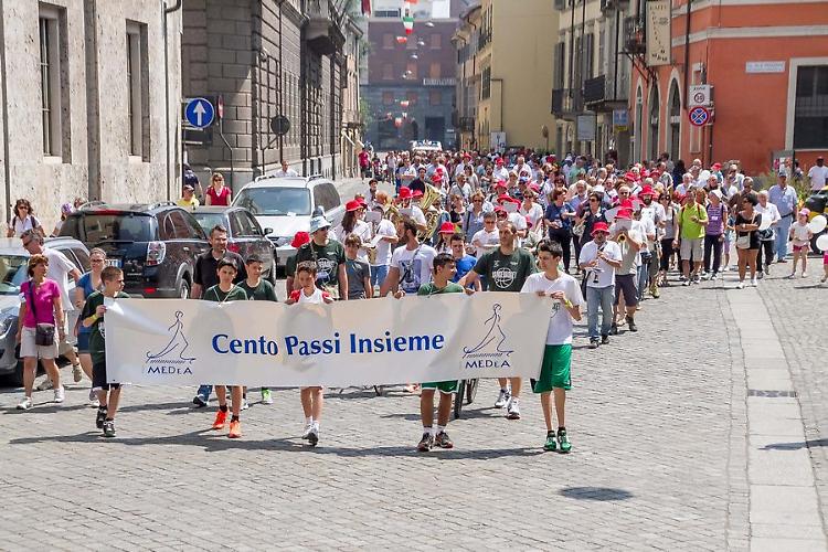 Successo per la Camminata 100 passi insieme organizzata da Medea