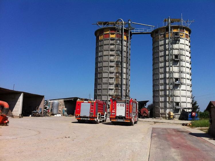 Incendio, distrutti capannoni di un allevamento di maiali