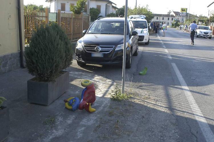 Bambina investita sul triciclo