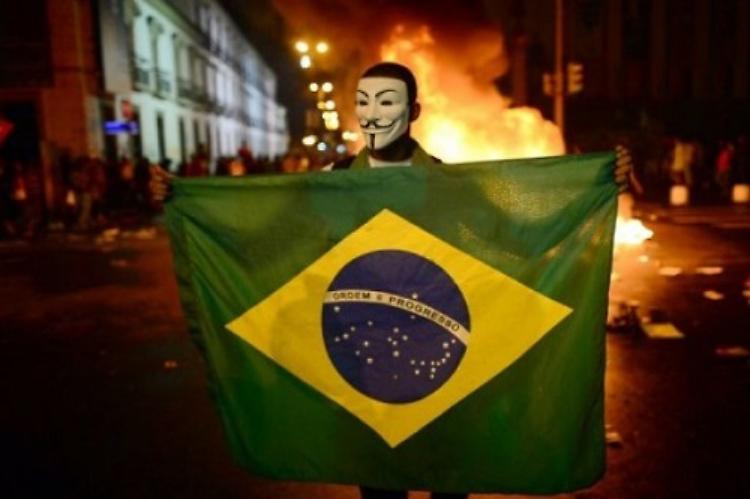 Parte Brasile 2014: tifosi negli stadi e rabbia nelle piazze