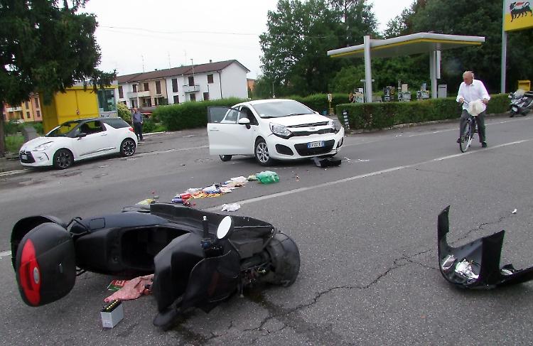 Scontro tra scooter e auto, due feriti
