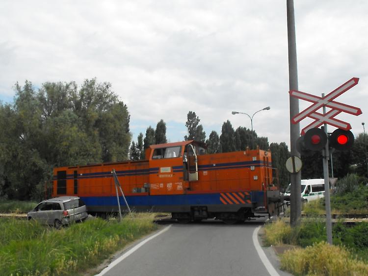 Auto travolta da un locomotore, donna miracolata