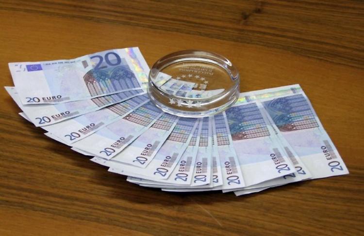 Paga con 20 euro falsi dal fornaio, denunciato un 37enne rumeno