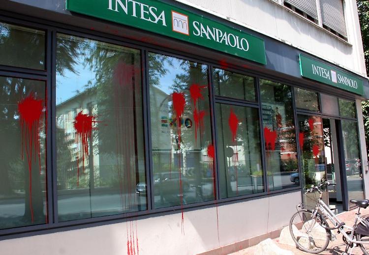 Raid vandalico contro gli sfratti