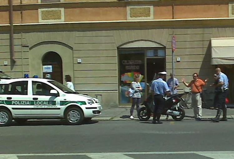 Scontro auto-scooter a porta Milano