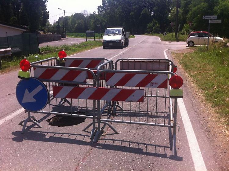 Voragine aperta sulla strada