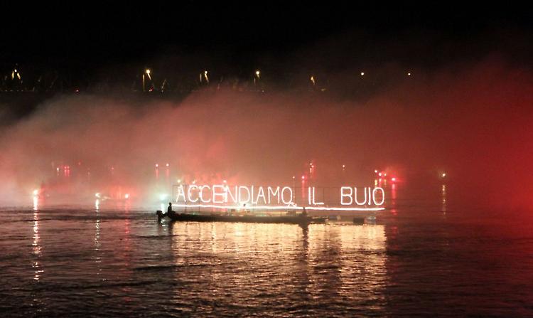 #Accendiamoilbuio, duemila candele infiammano le rive del Po