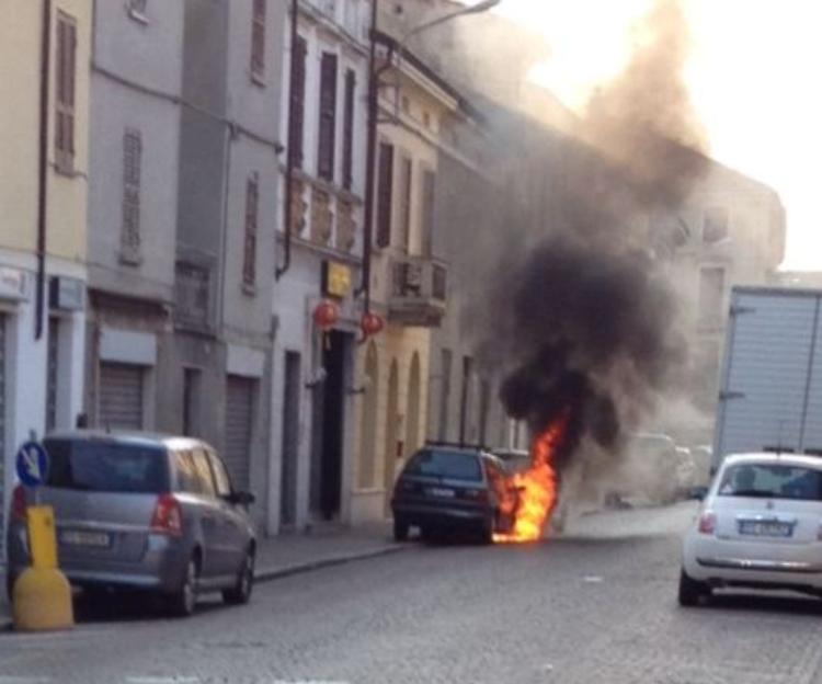 Auto a fuoco in via Porzio