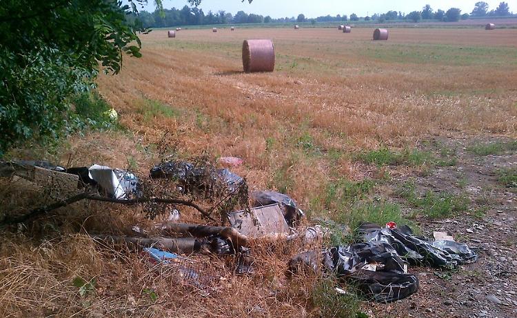 Discarica abusiva lungo il naviglio: ennesimo episodio
