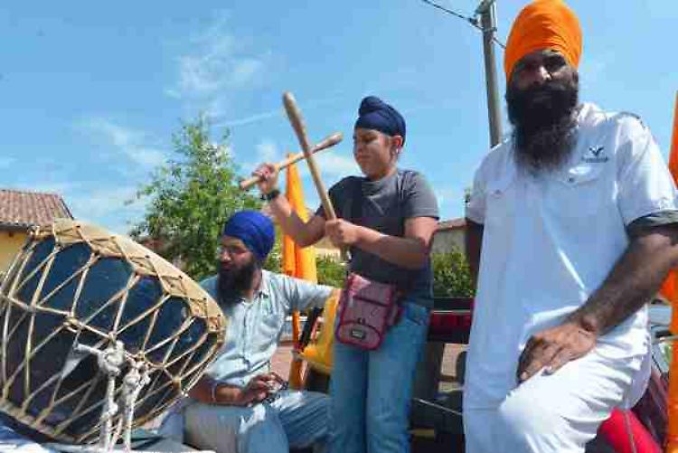 La processione dei sikh 'accende' le vie del paese 