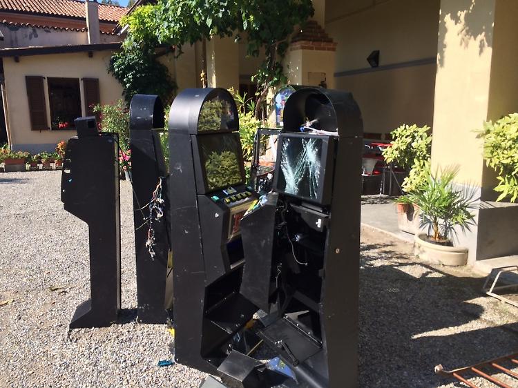 Fanno irruzione al bar e tirano sassi ai vicini