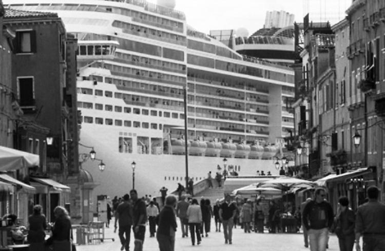 Milano - ''Mostri a Venezia'', le grandi navi fotografate da Gianni Berengo Gardin