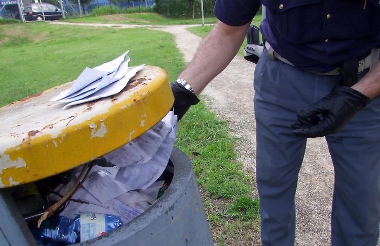 Bollette del gas mai recapitate gettate in un cestino dei rifiuti