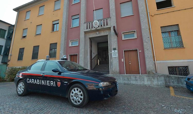 Svaligiano un'abitazione e salutano il padrone di casa