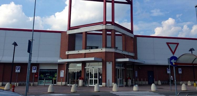 Ladri al centro commerciale, razziati bar e negozi