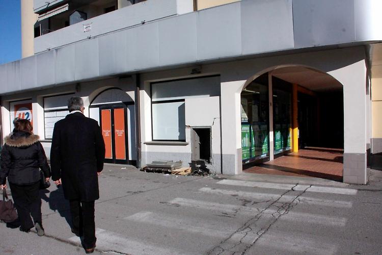Bandito mascherato rapina il supermercato di via Filzi