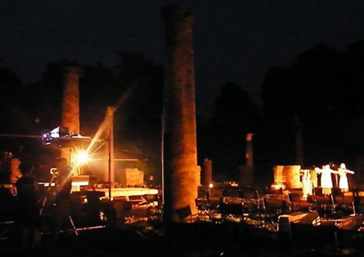 A teatro nel foro romano di Veleia, come 2mila anni fa con Rubini, Dix, Moni Ovadia e Sgarbi