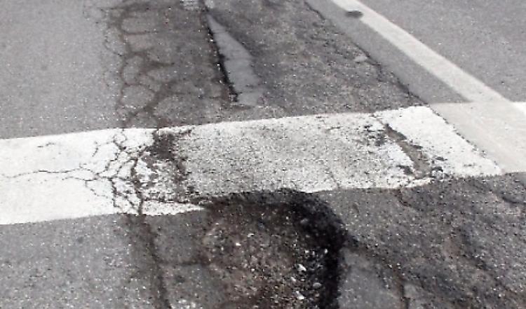 Ma quali onde blu in corso Garibaldi? Il Comune metta a posto i marciapiedi!
