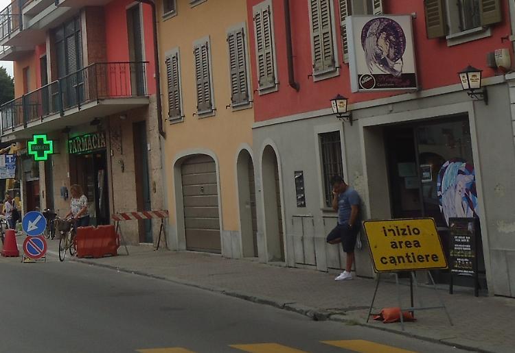 Difende i clienti taglieggiati, barista ferito a bottigliate