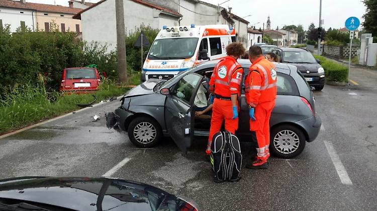 Scontro fra auto davanti all'Emiliana Parati