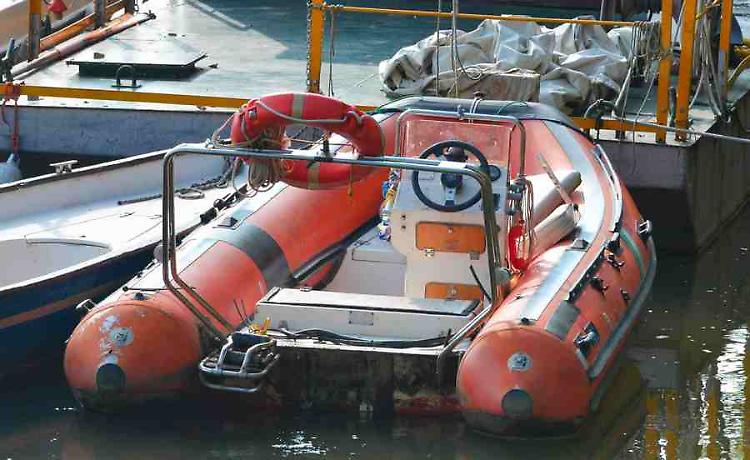 Rubano il motore, lasciano il gommone alla deriva