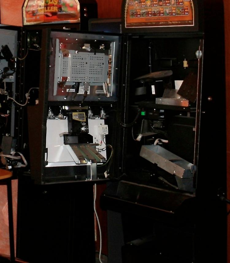 Raid notturno, svaligiati videopoker e cambia  soldi