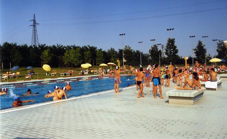 Aggiunge cloro nella piscina e si intossica