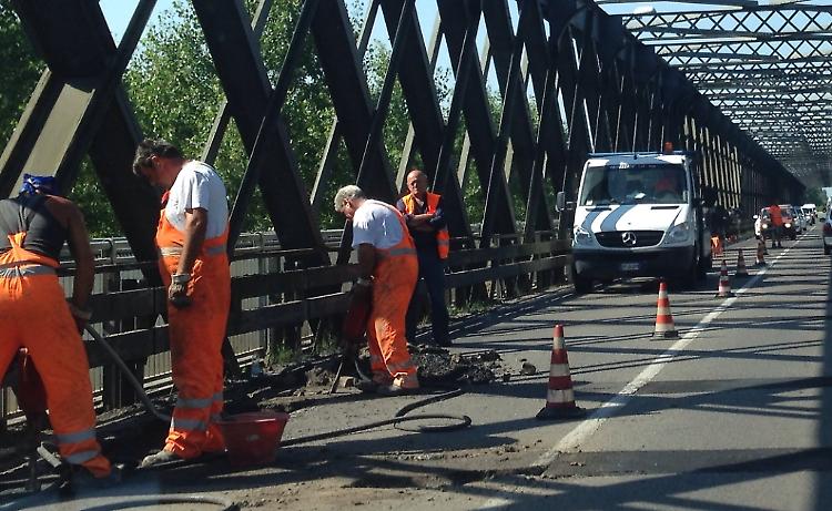 Da stamattina i lavori sul ponte di Po