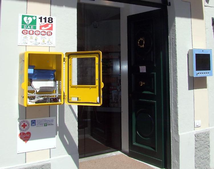 Filmato mentre distrugge un defibrillatore
