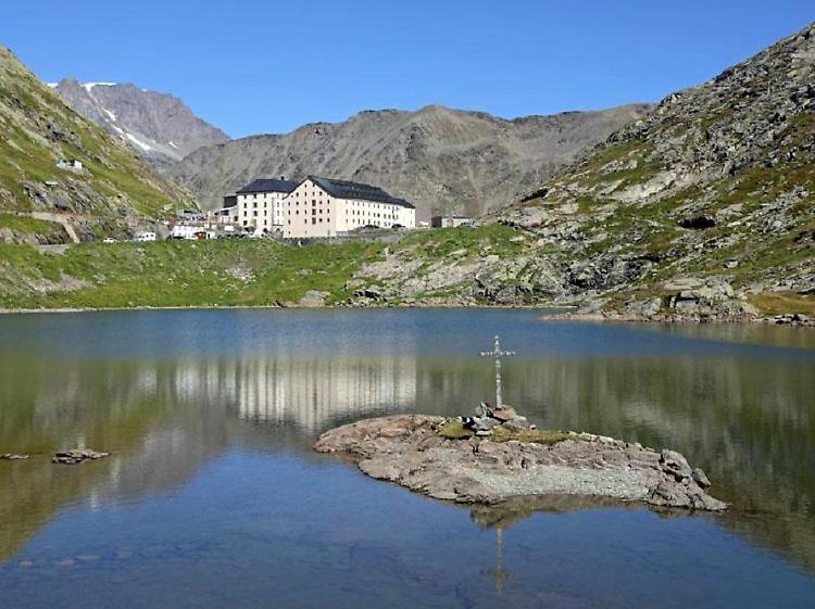 La quinta tappa da Aosta al passo del Gran San Bernardo
