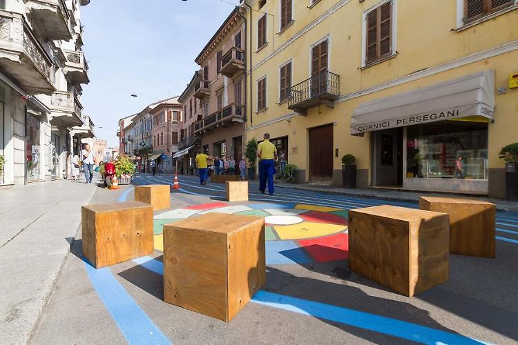Corso Garibaldi, installati gli arredi urbani