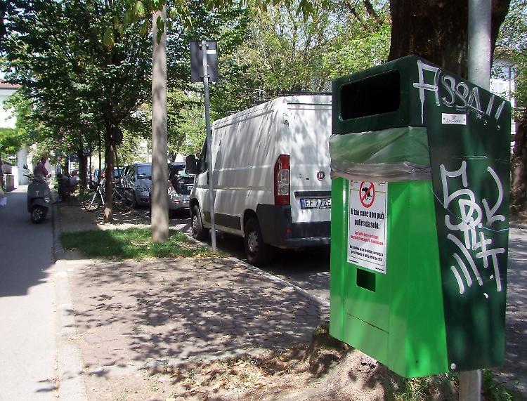 Bidone per le feci canine, è polemica