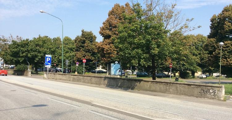 Aggredita al parcheggio, una 36enne: 'Buttata giù dall'auto'