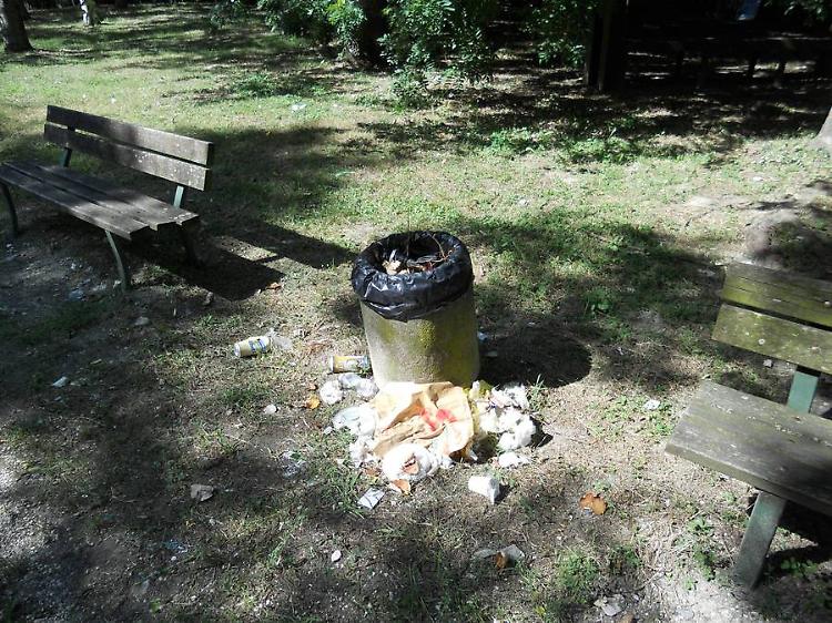 Festini al parco, restano i rifiuti