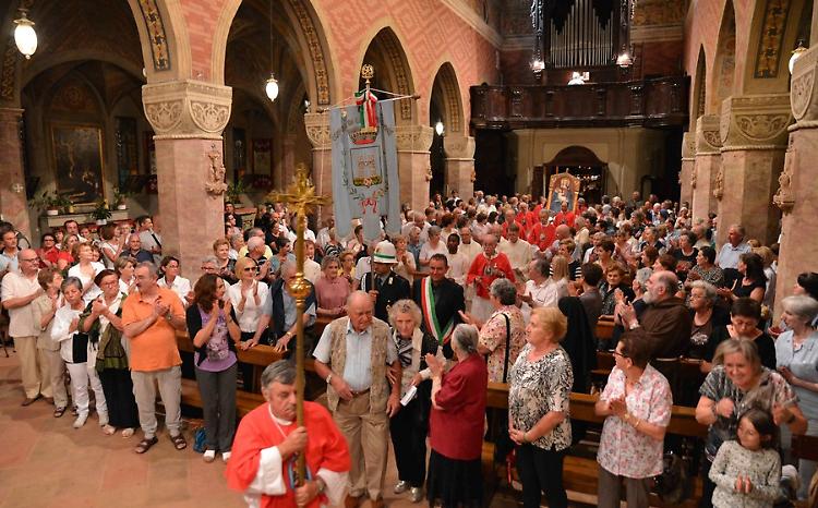 Processione dell'Assunta, don Franzini saluta i fedeli