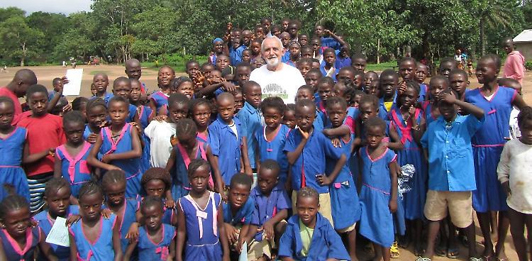 Padre Brioni, 'Avrei l'ebola? Un'invenzione, sto bene'