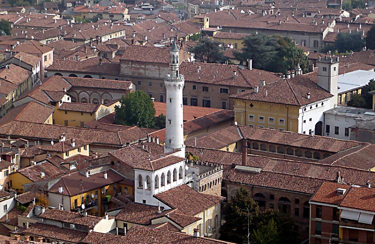 Insegnante: 'Strattonata,  insultata da uno studente e lasciata sola'