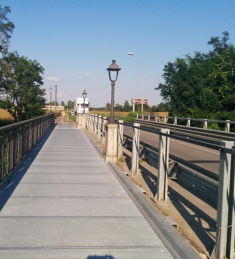 Rubati 700 metri di cavi di rame, pista ciclabile al buio