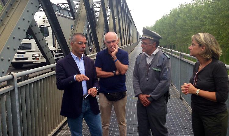 Ponte, i camion passano ancora: il divieto diventerà definitivo