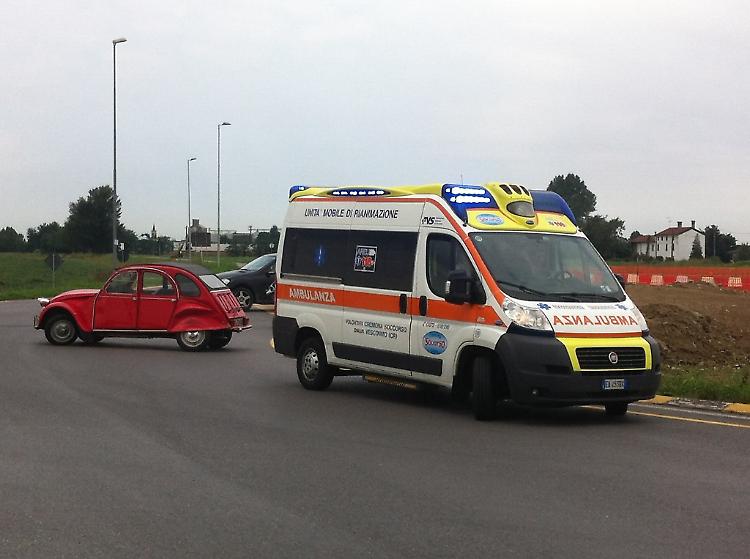 Schianto al 'solito' rondò, quattro persone coinvolte