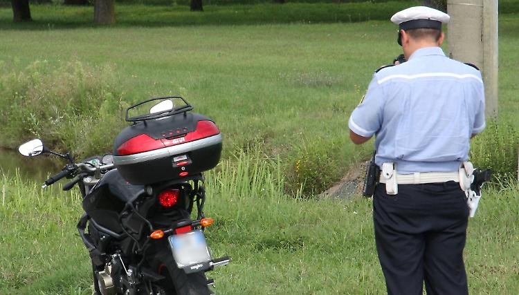 Moto fuori controllo, schianto: grosso rischio per un 45enne