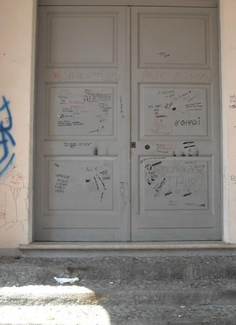Disegni osceni sulla porta e sui muri della biblioteca