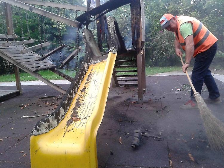 Parco nel mirino dei vandali: scivolo dato alle fiamme