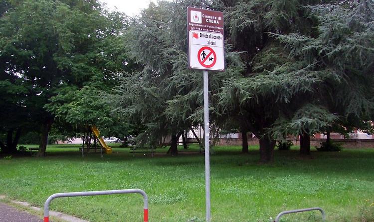 Bimbi costretti a giocare tra le deiezioni canine