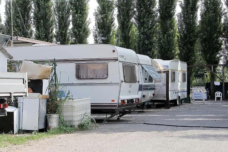 Maxi rissa al campo nomadi, 5 arresti e 2 carabinieri feriti