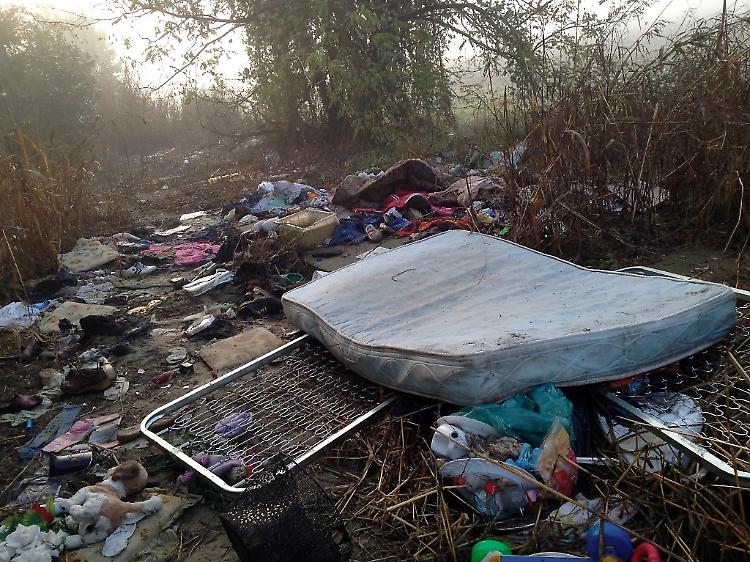 Abbandonano rifiuti in strada, multati di 600 euro 