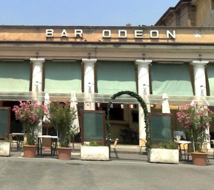 Non paga la consumazione al bar e il titolare gli spara in faccia